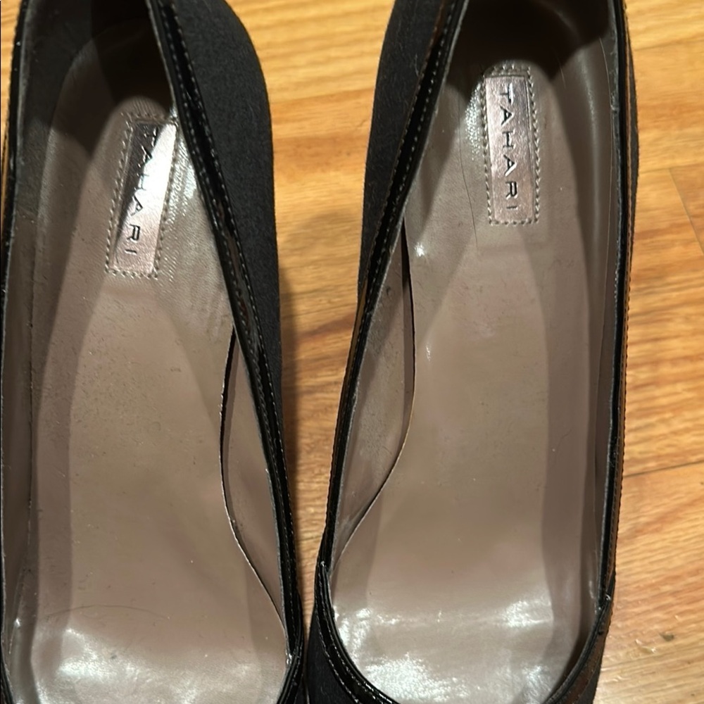 Tahari Alexa Black Heels with Metallic Bow & Patent Accent Women’s 9.5 Black - Picture 5 of 7